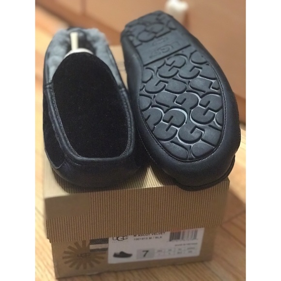 UGG Other - Men’s size 7M Velvet indoor/outdoor black slipper